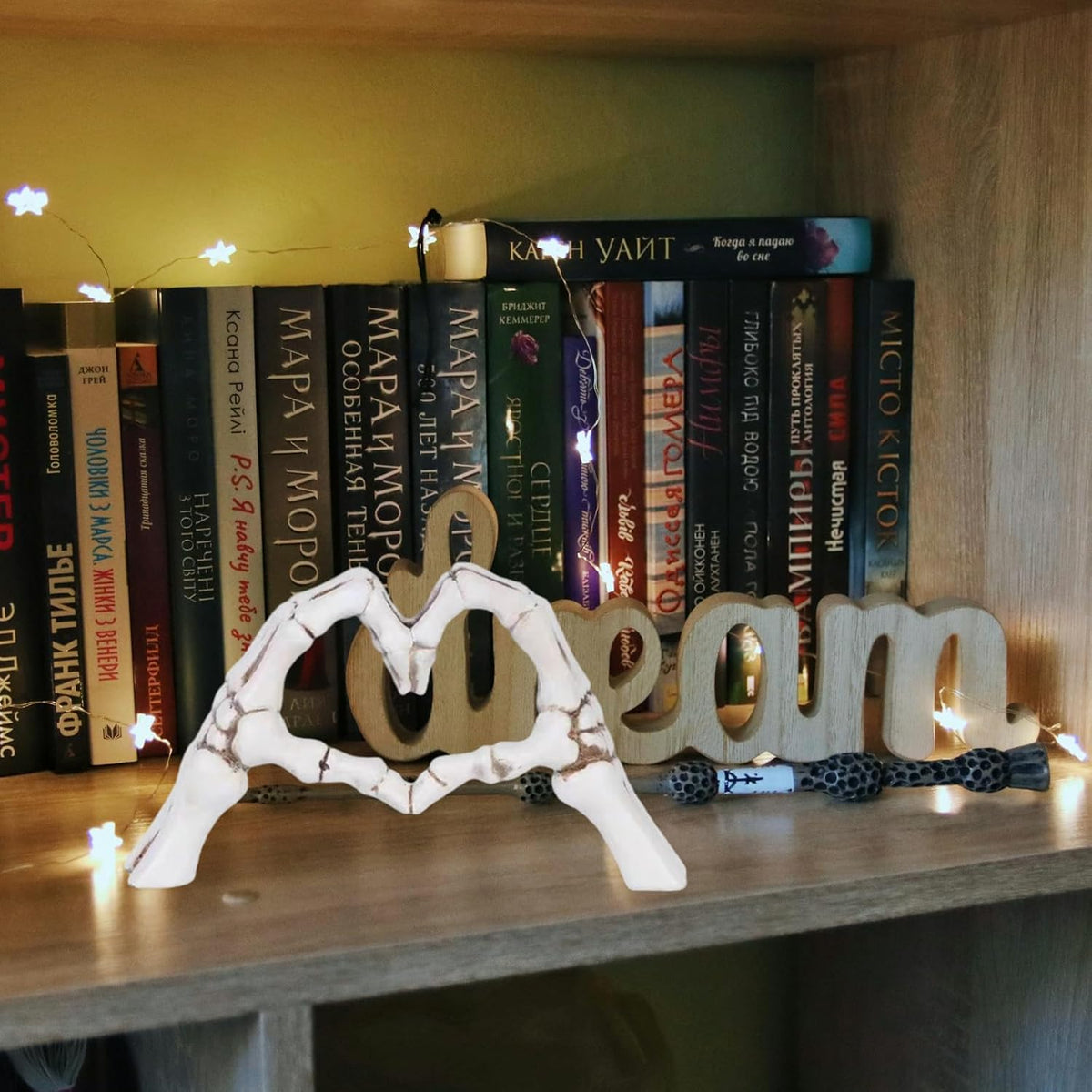 White Halloween Heart Hands Sculpture, Resin Abstract Skeleton Statue Love Ornaments, Heart Shape Finger Gesture Figurines for Shelf Home Desktop Decoration