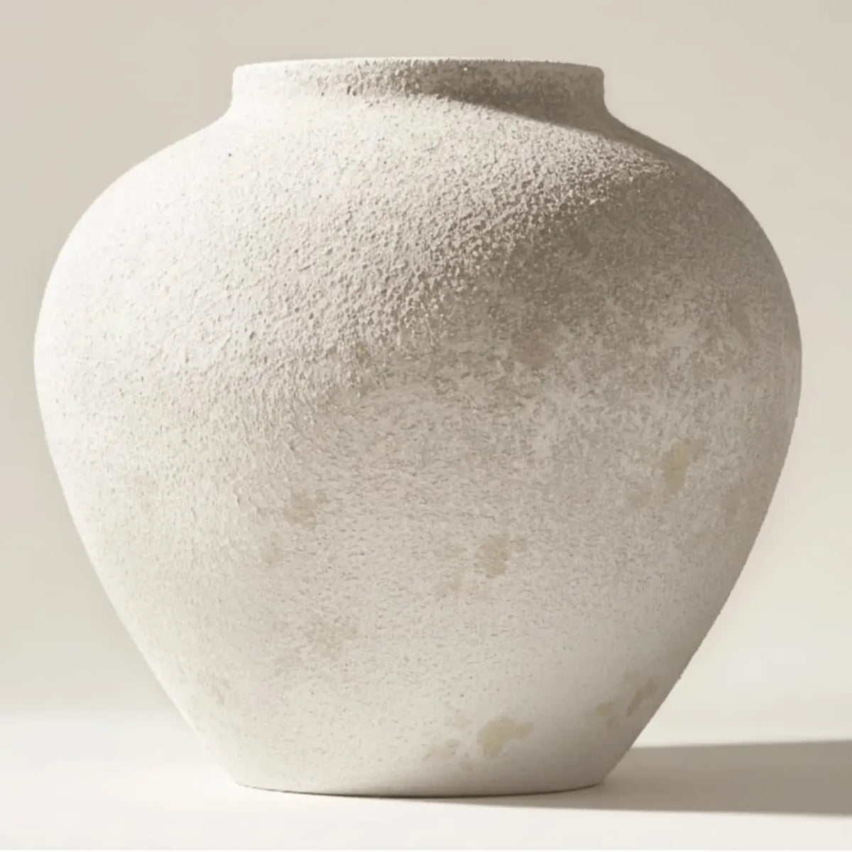 Black/White Large Round Vase Pottery Look for Home Decor, Arina Black Rustic Iron Vase Modern Farmhouse, Console Table Decor, Earthy Textured Metal Big Black Round Vases for Centerpieces, Jarrones Grandes
